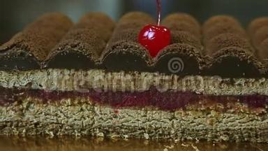 一半现代形状巧克力蛋糕和樱桃夹层的特写全景